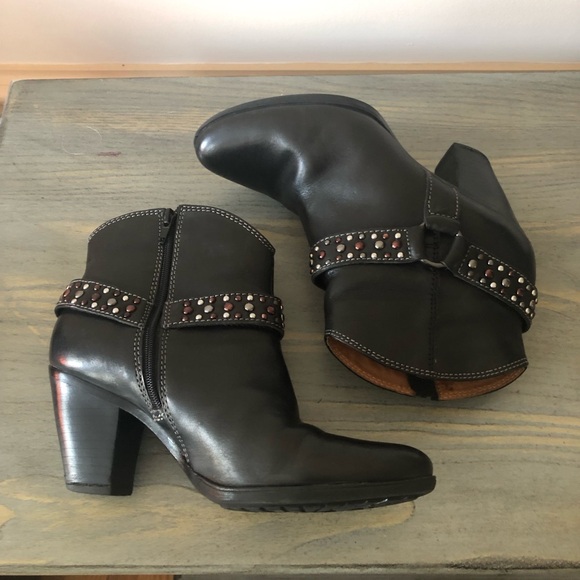EUC Sofft Noreen Western Cowboy Black Leather Heeled Ankle Boots Size 6.5M - Picture 3 of 16